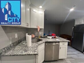 2021 Commonwealth Ave, Unit #1 in Boston, MA - Foto de edificio - Building Photo