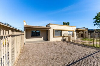 6742 W Palmaire Ave, Unit 2 in Glendale, AZ - Building Photo - Building Photo