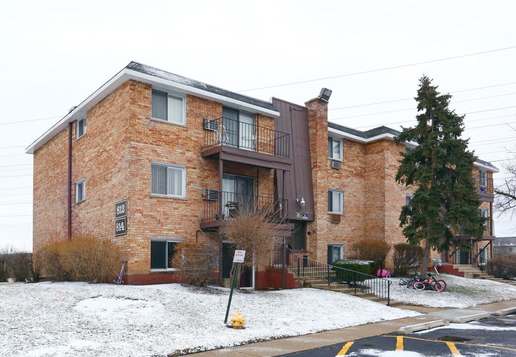 802-804 W College Blvd in Addison, IL - Foto de edificio