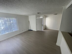 11707 Otsego St, Unit C in Valley Village, CA - Building Photo - Building Photo