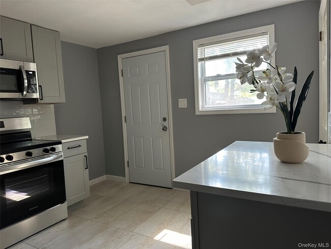 9 Juniper Pl in Amityville, NY - Building Photo - Building Photo