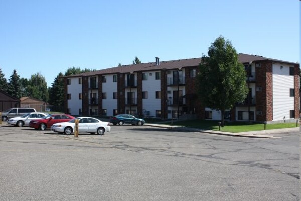 Washington Heights 1 in Bismarck, ND - Building Photo