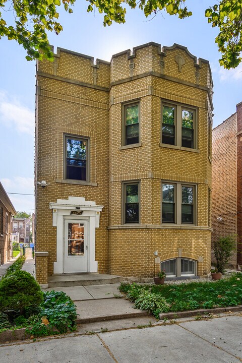 5823 N Rockwell St in Chicago, IL - Building Photo