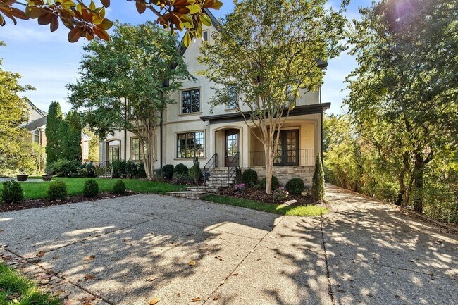 2019 Overhill Dr in Nashville, TN - Foto de edificio - Building Photo