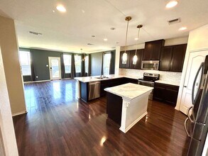 318 Pleasanton Cir in San Antonio, TX - Building Photo - Building Photo