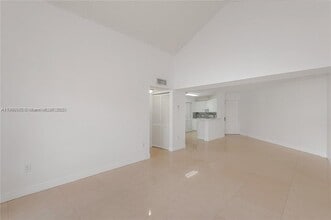 6292 NW 186th St, Unit 304 in Hialeah, FL - Foto de edificio - Building Photo