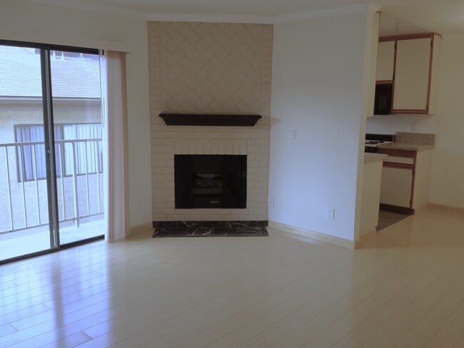 302 E Elmwood Ave, Unit J in Burbank, CA - Building Photo - Building Photo