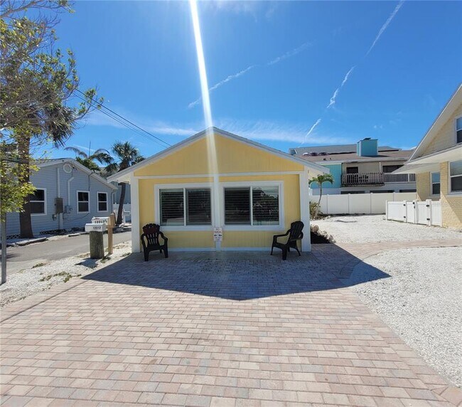 12217 Sunshine Ln in Treasure Island, FL - Building Photo - Building Photo