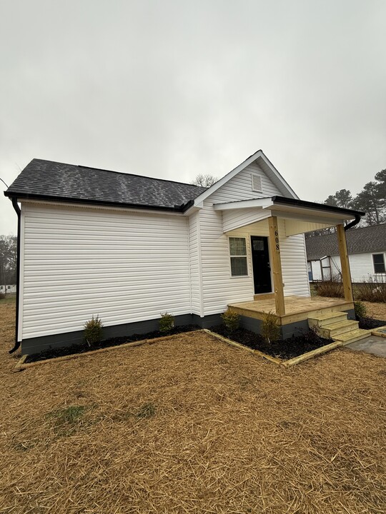 608 Orange Heights Loop Rd in Hillsborough, NC - Building Photo