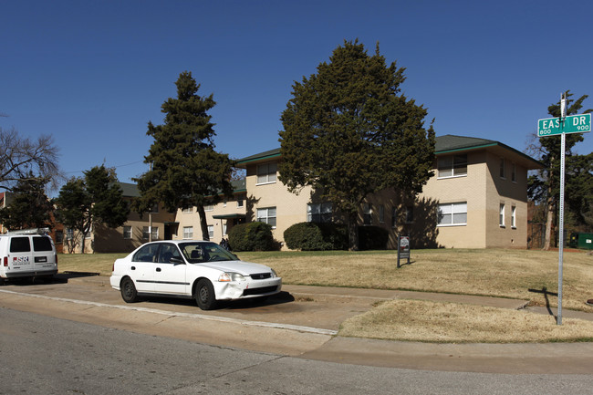 Huxley Manor East in Oklahoma City, OK - Building Photo - Building Photo