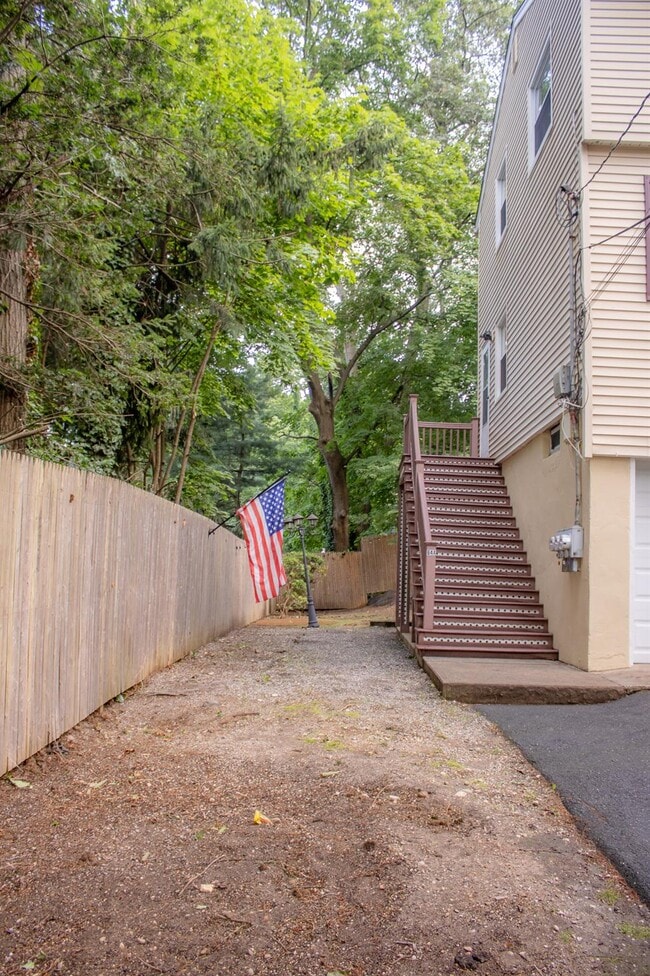 64 A Polk Ave in East Northport, NY - Building Photo - Building Photo