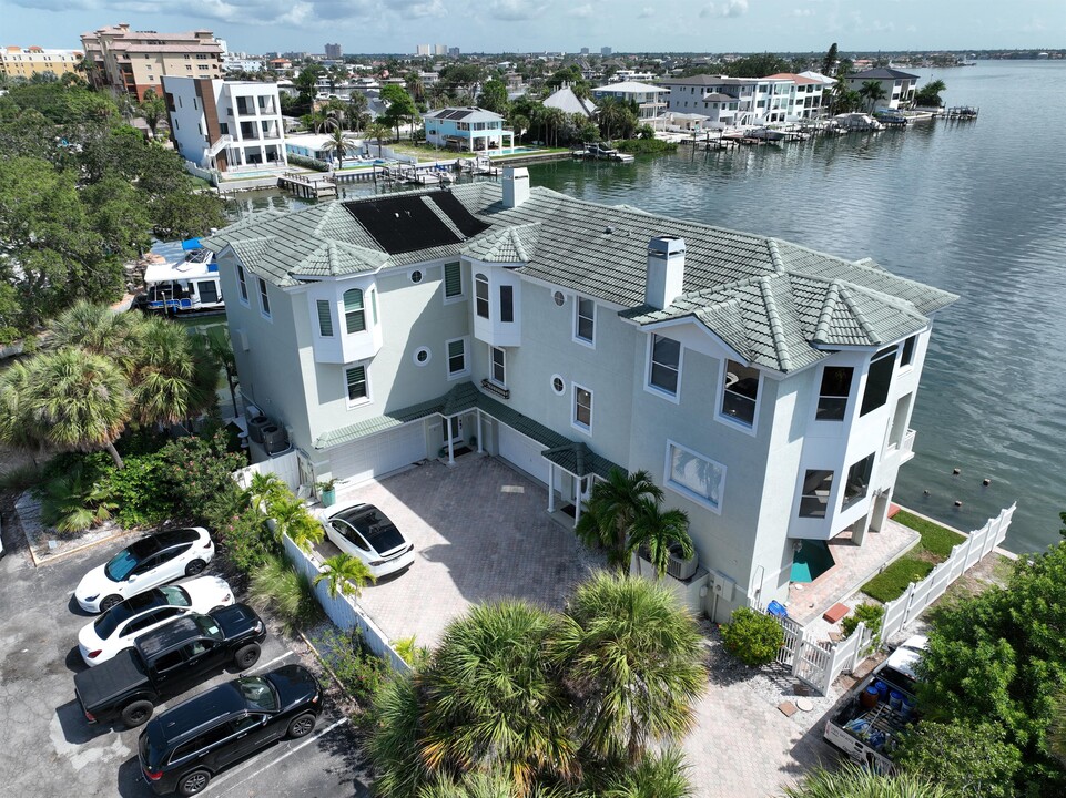 110 50th Ave E in St Pete Beach, FL - Foto de edificio