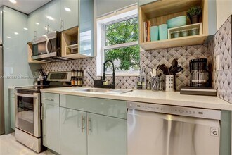 2302 Taylor St in Hollywood, FL - Building Photo - Building Photo
