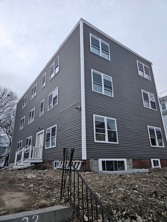 32 Irving St, Unit 1 in Everett, MA - Foto de edificio - Building Photo