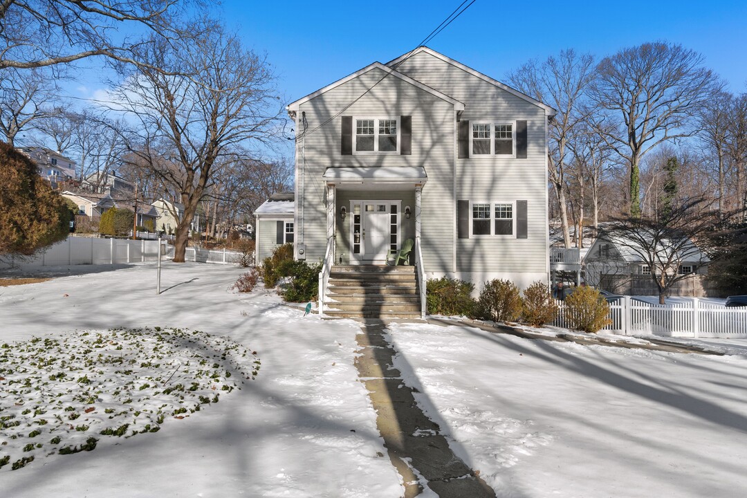 53 Midbrook Ln in Greenwich, CT - Building Photo