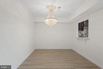 124 Roberts Ln in Alexandria, VA - Foto de edificio - Building Photo