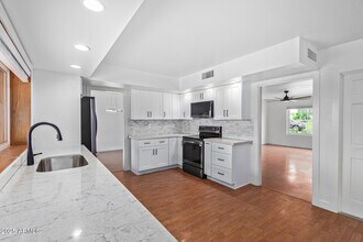 2111 S River Dr in Tempe, AZ - Building Photo - Building Photo