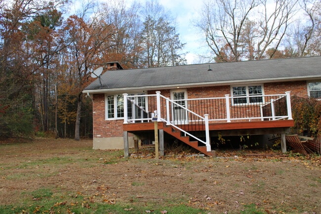 17 Vickers Rd in New Hartford, CT - Building Photo - Building Photo