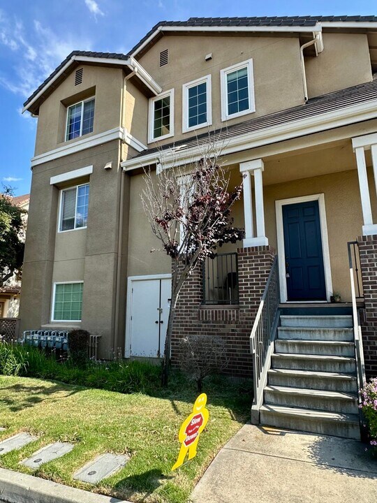 1074 Tourmaline Terrace in Union City, CA - Building Photo