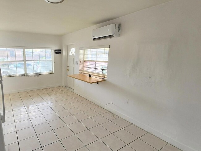 4051 NW 2nd St, Unit 3 in Miami, FL - Building Photo - Building Photo