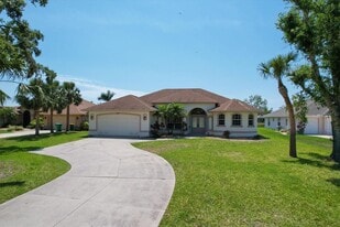 686 Boundary Blvd in Rotonda West, FL - Building Photo