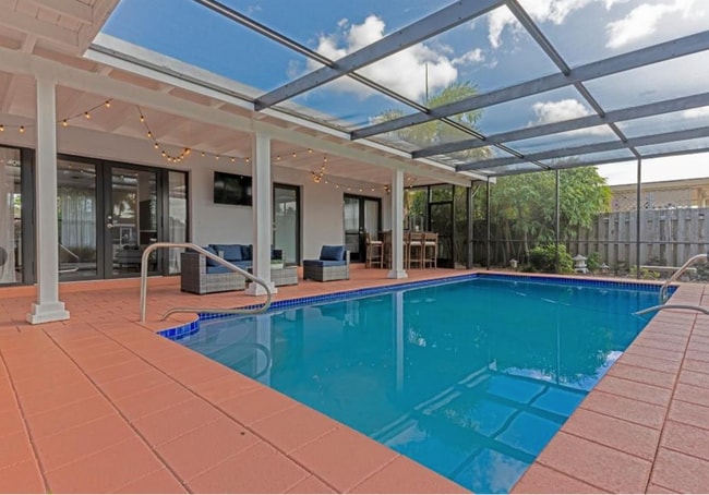 1311 SW 56th Ave in Plantation, FL - Foto de edificio - Building Photo