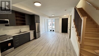 124 Everett Cmn in St Catharines, ON - Building Photo - Building Photo