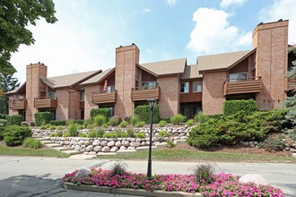 Presidio Square Apartments in Milwaukee, WI - Building Photo - Building Photo