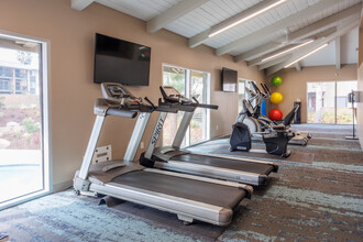 Huntington Creek Apartments in Huntington Beach, CA - Building Photo - Interior Photo