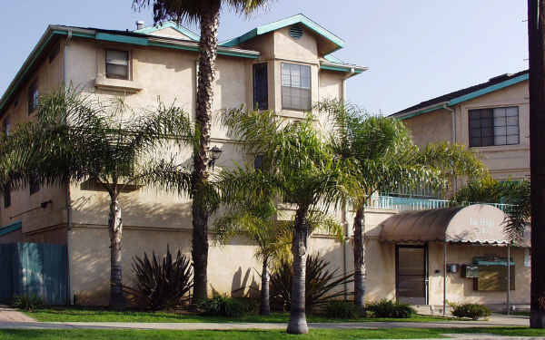 1130 Newport Ave. in Long Beach, CA - Foto de edificio - Building Photo