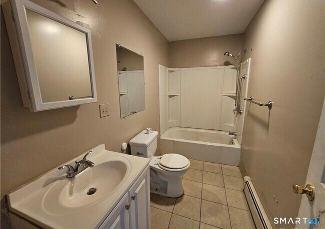 417 E Main St in Bridgeport, CT - Building Photo - Building Photo