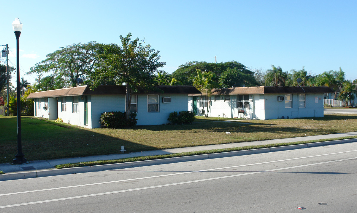 575 W Palm Dr in Homestead, FL - Building Photo