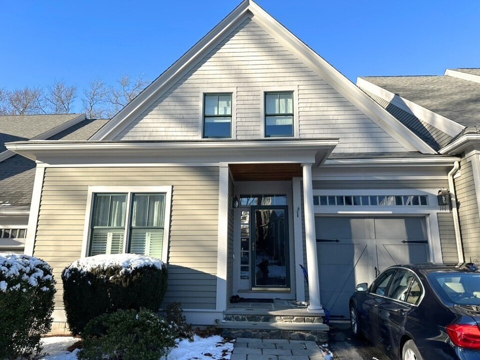 144 Johnson Woods Dr in Reading, MA - Building Photo