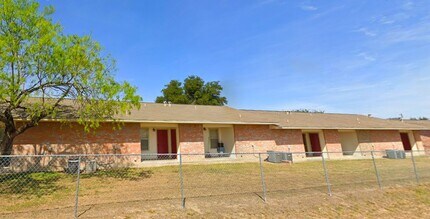 2300 Alamo St in Zapata, TX - Building Photo - Building Photo