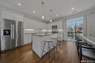 145 Brentwood Ave, Unit 103 in Fairfield, CT - Building Photo - Building Photo