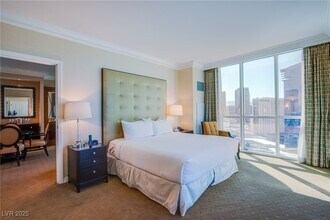 135 E Harmon Ave in Las Vegas, NV - Foto de edificio - Building Photo