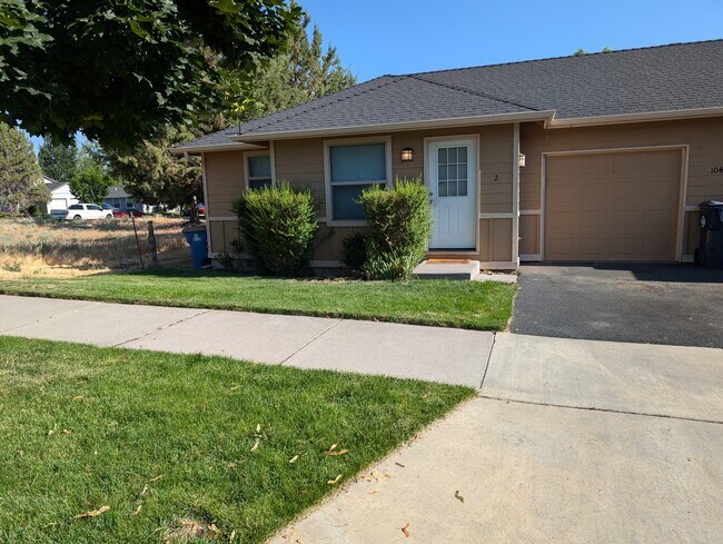 1048 Ne Warner Pl, Unit #2 in Bend, OR - Building Photo - Building Photo