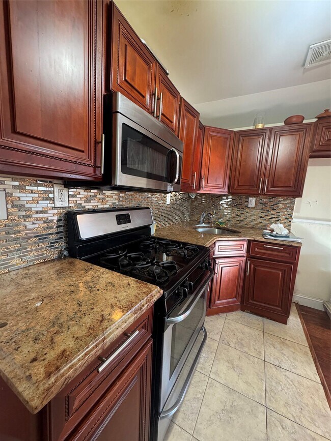 109-37 156th St in Queens, NY - Building Photo - Building Photo