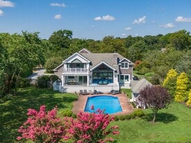 18 Remsen Ln in Remsenburg, NY - Building Photo