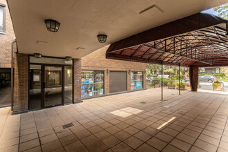 Bois-de-Boulogne Apartments in Montréal, QC - Building Photo - Building Photo