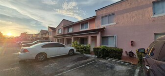 8019 Lake Dr in Doral, FL - Building Photo