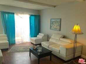 727 N Eucalyptus Ave in Inglewood, CA - Foto de edificio - Building Photo