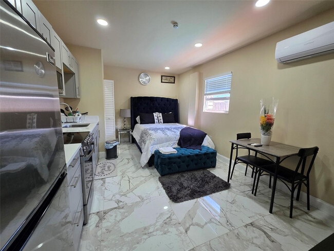 2310 NW 60th Terrace in Sunrise, FL - Building Photo - Building Photo