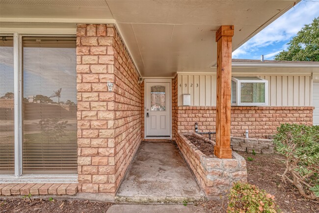 4923 Poinciana Dr