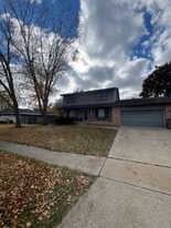 3512 Maple St in West Des Moines, IA - Building Photo