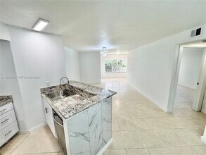 643 Vista Isles Dr in Plantation, FL - Building Photo - Building Photo
