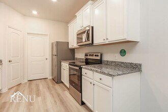 10466 Sweetwater Creek Dr in Cleveland, TX - Building Photo - Building Photo