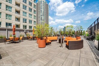 345 N La Salle Dr, Unit 4302 in Chicago, IL - Foto de edificio - Building Photo