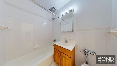 225 E 10th St in New York, NY - Building Photo - Building Photo