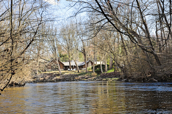 87 Red Coat Rd in Westport, CT - Foto de edificio - Building Photo